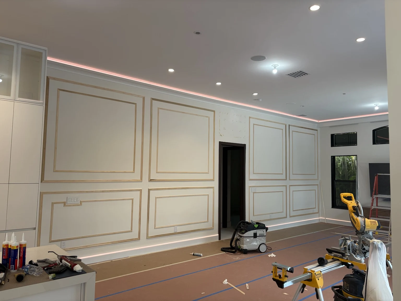 Wall moulding with recessed ceiling lighting during renovation